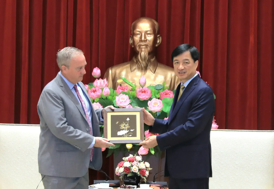 Hanoi Party Chief Nguyen Duy Ngoc presents a souvernir to the ASU representative.
